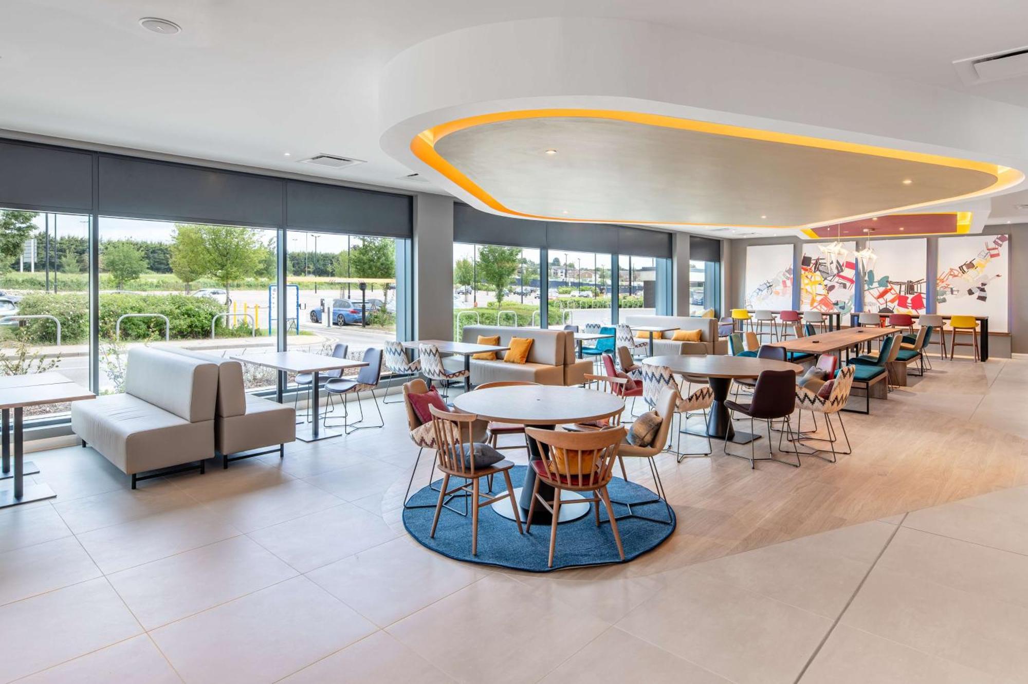 Hampton By Hilton High Wycombe Hotel Exterior foto